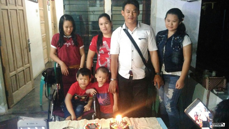 Asiong (Baju Putih) foto bersama keluarga saat perayaan ulang tahun nya.