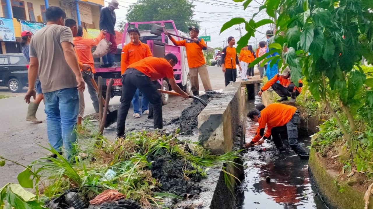 Satgas Bersih Bagus Sungaiku (Satberibu) BPBD Pangkalpinang, Gotong royong di seputaran Jl. Kelurahan Bintang, Jum'at (07/02/2020).