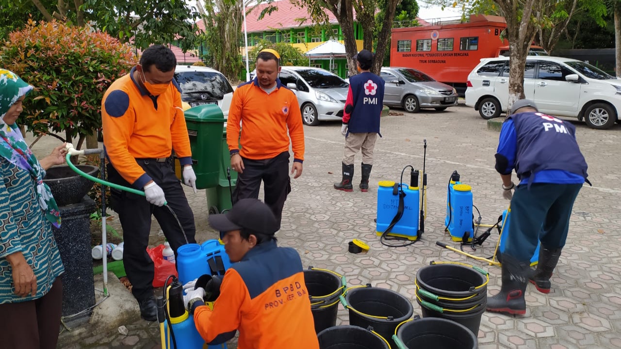 Tim satgas Covid19 Babel, semprotkan desinfektan di Sekolah - sekolah yang ada di Pangkalpinang, Rabu (18/03/2020).