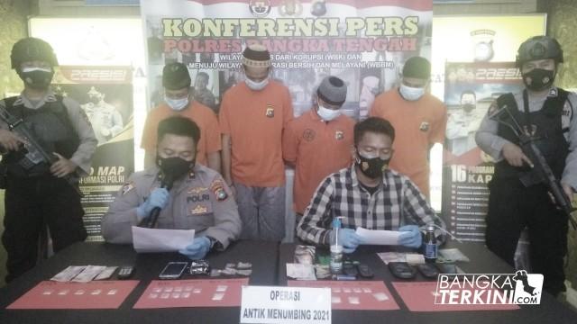 Konferensi pers terkait penangkapan 4 orang  tindak pidana narkoba saat operasi Antik 2021 Polres Bangka Tengah, Kamis (25/03/2021).