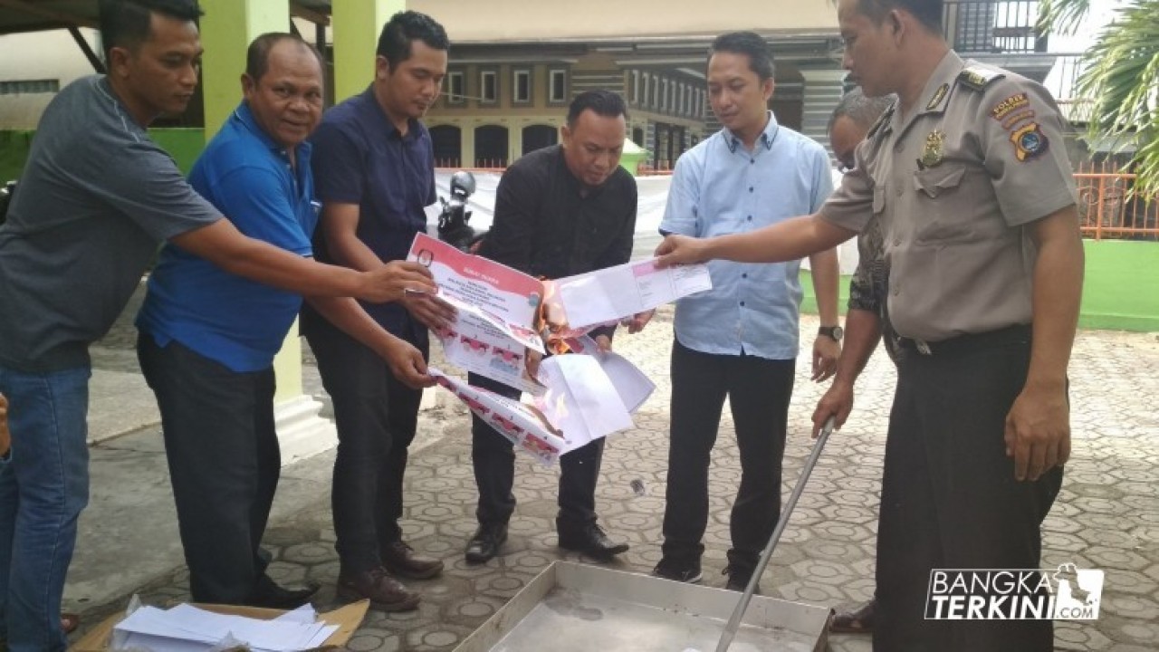 Komisi Pemilihan Umum (KPU) Kota Pangkalpinang bersama Panwaslu Pangkalpinang dan Polres Pangkalpinang, musnahkan sebanyak 1.333 surat suara yang rusak untuk Pemilihan Walikota dan Wakil Walikota Pangkalpinang 2018.