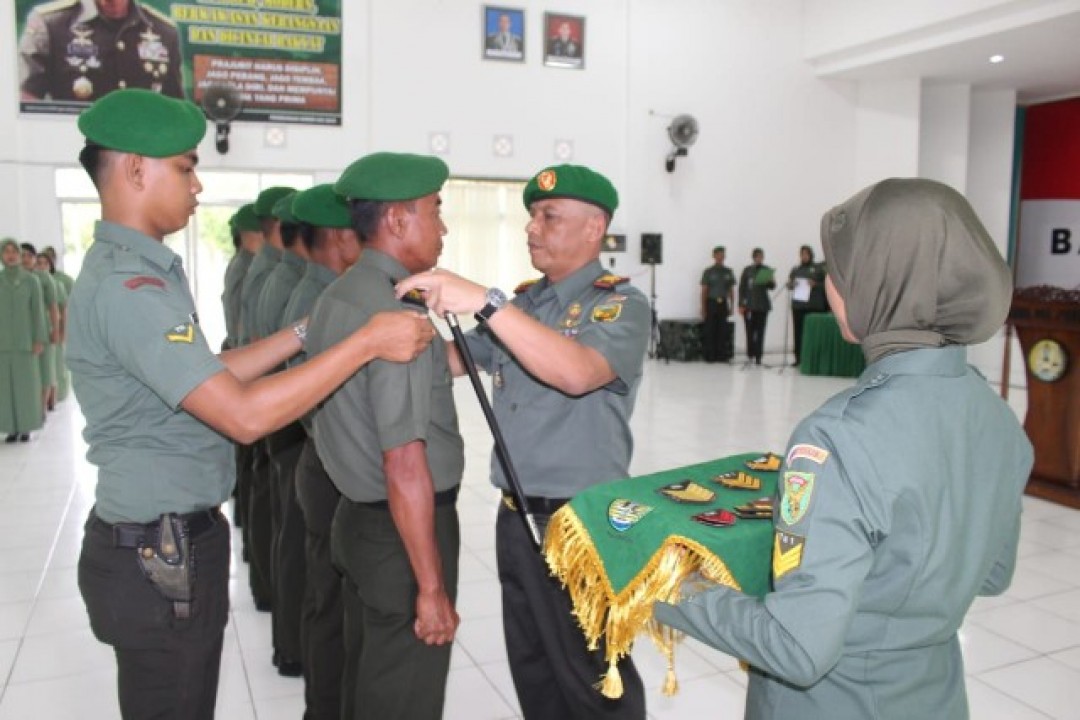 Sebanyak 39 orang Prajurit Korem 045/Garuda Jaya dan jajarannya menerima kenaikan pangkat satu tingkat dari pangkat semula terhitung mulai tanggal 01 Oktober 2018, bertempat di Aula Depati Amir Makorem, Senin (01/10/2018).