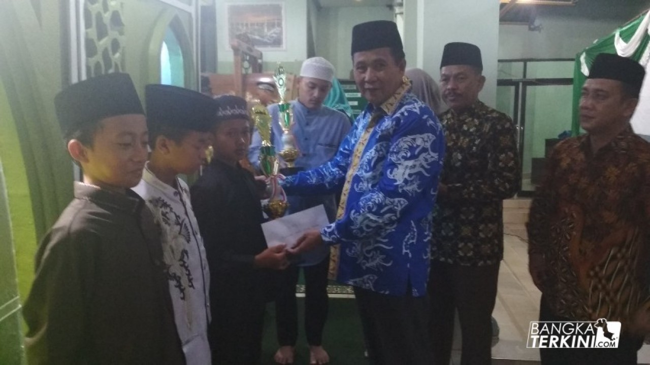 Bupati Bangka Tengah, Ibnu Saleh saat memberikan piagam penghargaan kepada pemenang STQ Tingkat Kecamatan Pangkalan Baru, Kabupaten Bangka tengah, Minggu (03/03/2019).