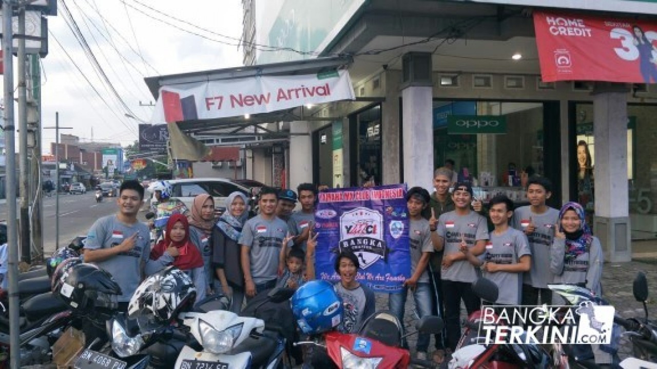 Yamaha Mx Club Indonesia (YMCI) Bangka, gelar senyum persahabatan dengan berbagi takjil, di Perempatan Lampu Merah Jalan Muntok Pangkalpinang, Minggu (03/06/2018) kemarin.
