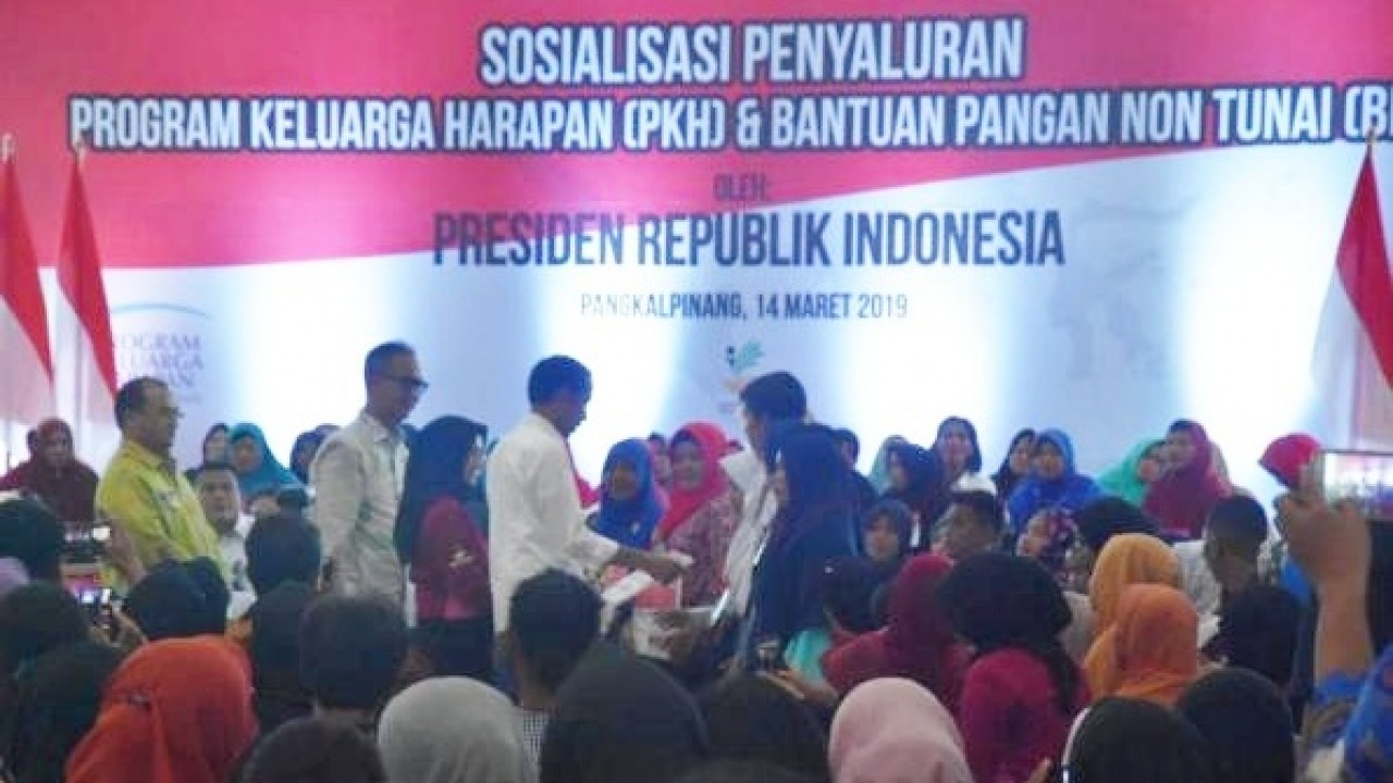 Presiden Jokowi saat penyerahan bantuan Program Keluarga Harapan (PKH) kepada masyarakat di Pulau Bangka, yang dilaksanakan di STIMIK Atmaluhur, Pangkalpinang, Kamis (14/03/2019).