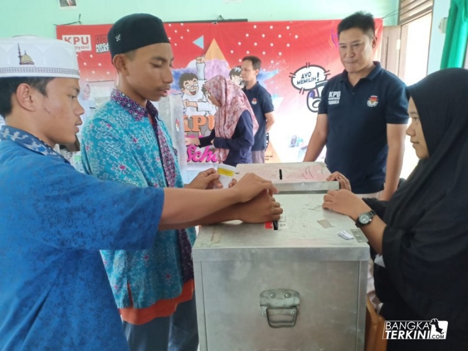 KPU Bangka mendatangi MA Nurul Ihsan Baturusa Kecamatan Merawang melalui program Goes To School, Sabtu (02/02/2019).