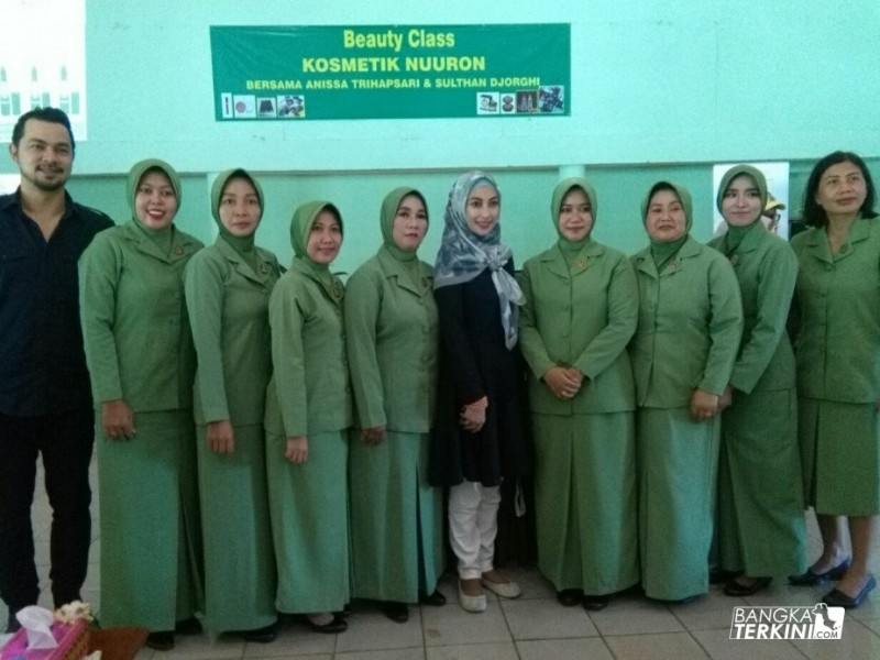 kegiatan Beauty class saat pertemuan anggota Persit Koorcab Rem 045 PD II/S Sriwijaya dan cabang XL Kodim 0413/Bangka, di Aula Kodim 0413/Bangka Jalan Solihin GP Pangkalpinang, Jumat (23/03/2018).