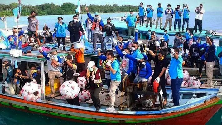 Komite Nasional Pemuda Indonesia (KNPI) Bangka Belitung (Babel) tenggelamkan 92 terumbu karang buatan yang dibentuk seperti Covid-19, ke dasar laut Pulau Ketawai, Kabupaten Bangka Tengah, Senin (26/10/2020).