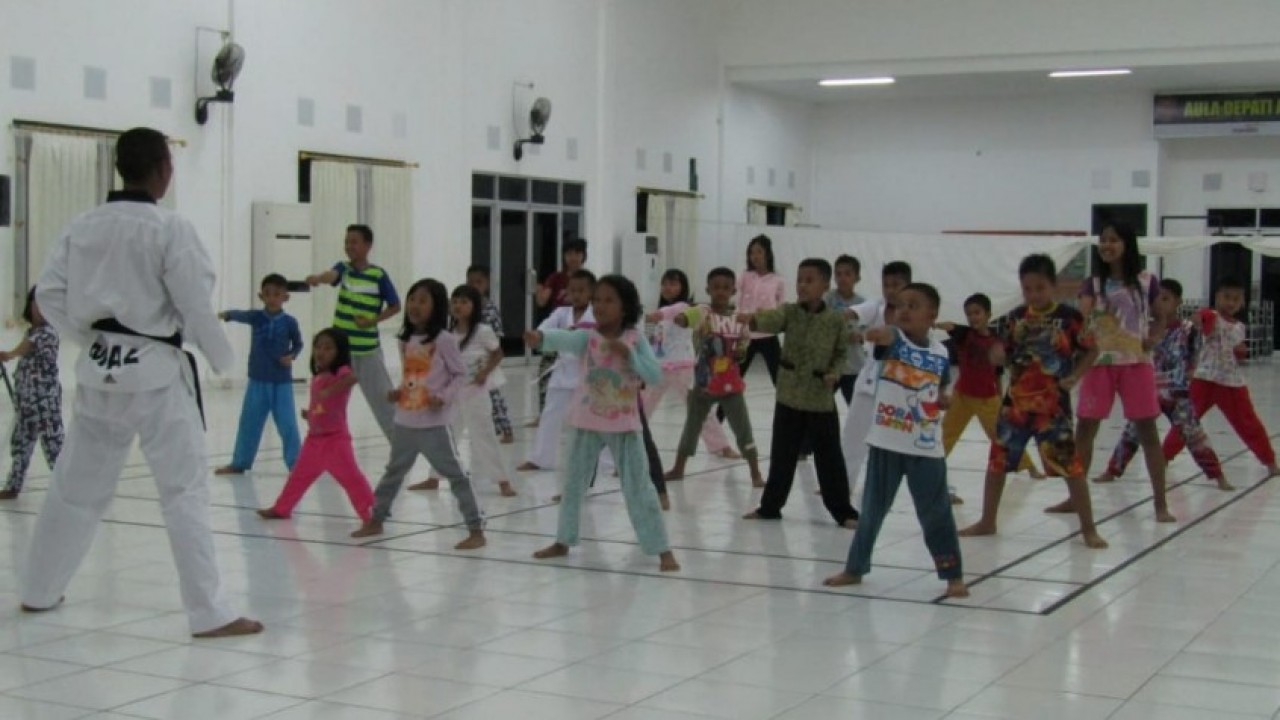Sebanyak 33 siswa yang mengikuti latihan beladiri Taekwondo Indonesia Club Korem 045/Garuda Jaya, Rabu (09/01/2019).