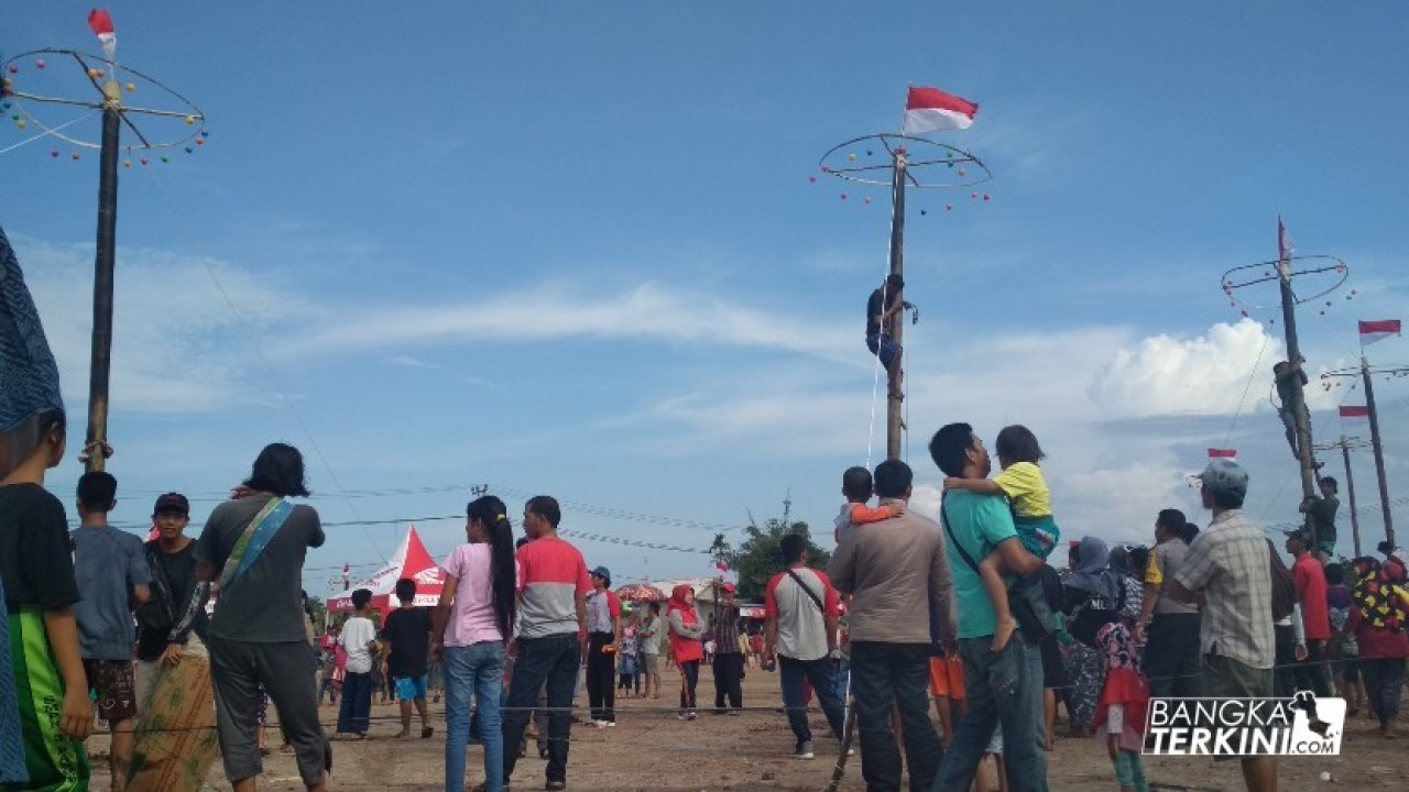 Kecamatan Taman Sari Kota Pangkalpinang rayakan HUT RI ke 73, dengan menyiapkan 17 Pohon Pinang untuk Masyarakat Kecamatan Taman, di Taman Mandara, Sabtu (08/09/2018).