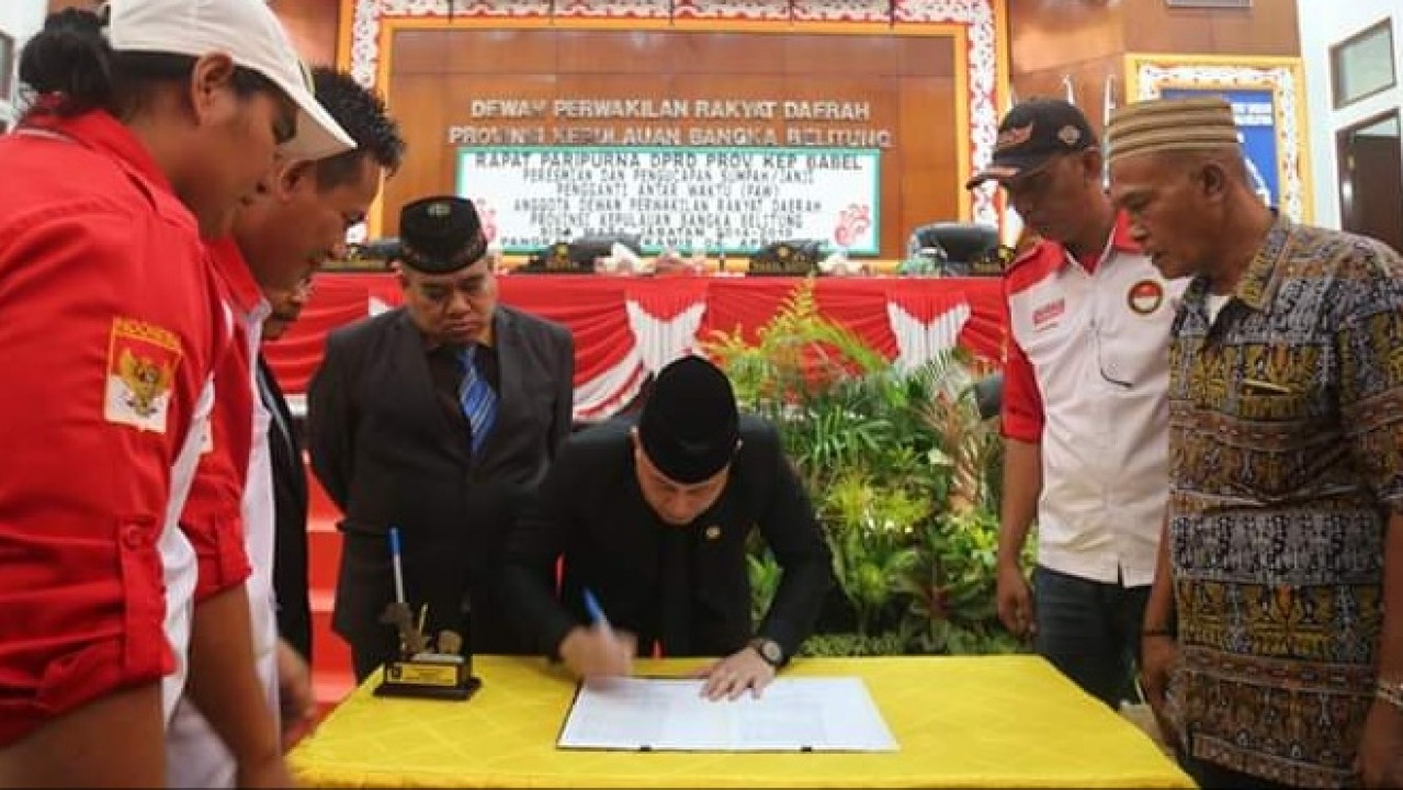 DPRD Provinsi Babel menandatangani surat dukungan usulan pembentukan Kabupaten Bangka Utara, yang berlangsung di Gedung DPRD Babel, Kamis (4/04/2019).