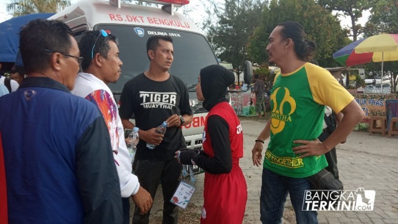 Atlet Muay Thai Babel, Yuliana bersama Pelatih Surya Tiger dan Ketua KONI Babel Elfandi