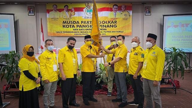 Foto: Penyerahan Pataka oleh Sekretaris DPD Golkar Provinsi Bangka Belitung, Edi Iskandar kepada Ketua DPD Partai Golkar Kota Pangkalpinang terpilih, Dr. Zufriady dalam Musda tadi siang, Minggu, 19 September 2021.
