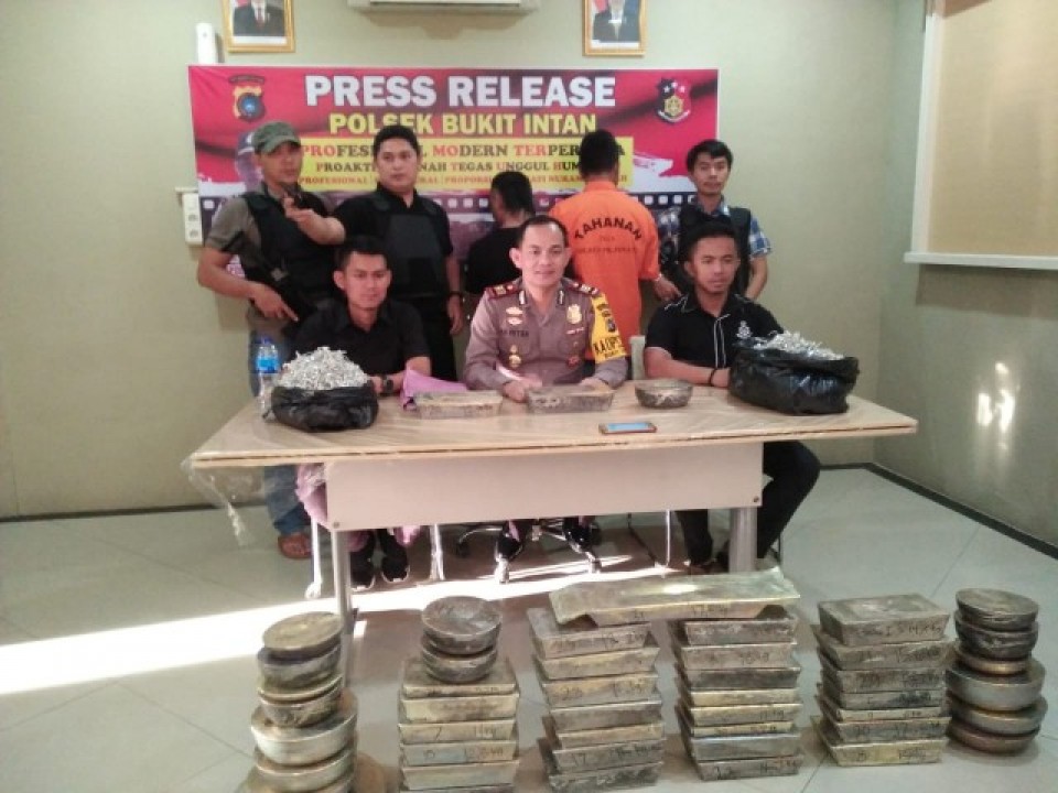 Tim Operasi Polisi Sektor (Polsek) Bukit Intan Kota Pangkalpinang, berhasil menangkap tersangka kepemilikan dari 607 Kilogram Timah Balok Ilegal yang berhasil diamankan pada Minggu, (23/12/2018) lalu.