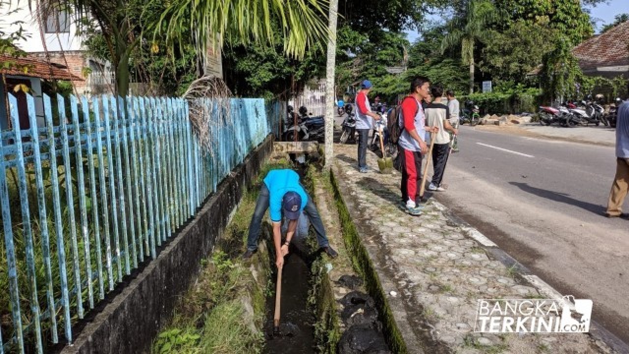 Kecamatan Taman Sari, kembali melakukan rutinitas Jumat Bersih, kali ini aksi tersebut di lakukan di kelurahan Batin Tikal, Jumat (07/12/2018).