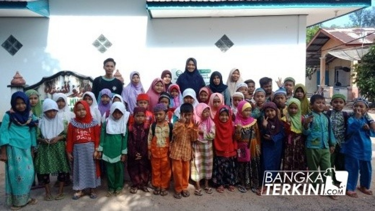Mahasiswa Kuliah Kerja Nyata (KKN) Universitas Bangka Belitung (UBB), gelar kegiatan mengajar Baca Tulis Qur'an (BTQ) di TPA Al Musannah desa Baru, Manggar Belitung Timur, Senin (13/08/2018).