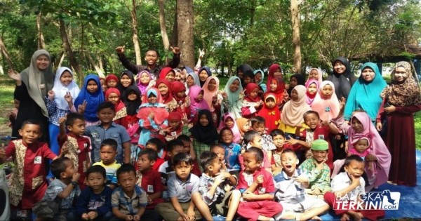 Taman Pendidikan Alquran (TPA) Nur Hasan membagikan raport santrinya di alam terbuka, yakni di Hutan Wisata Pantai Tanjung Pendam Kabupaten Belitung, Minggu (13/05/2018).
