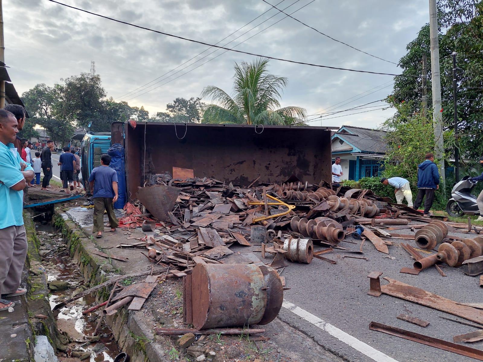 Foto : Truk Bermuatan Besi Bekas Terbalik Di Desa Jelutung