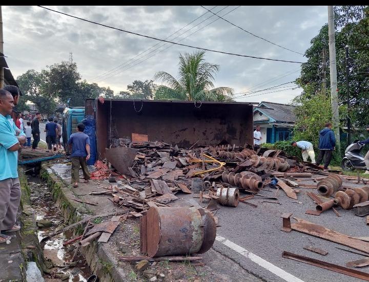 Truk Pengangkut Besi Buruk Terguling Di Jalan Desa Jelutung, Bangka Tengah.
