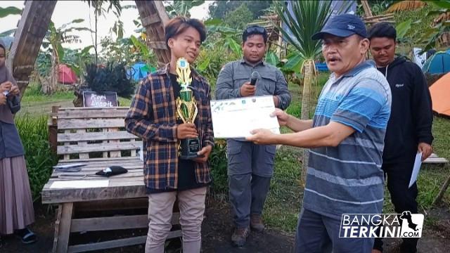 Kepala Dinas Lingkungan Hidup Bangka Tengah, Ariyanuar saat Bagikan hadiah ke peserta Bateng 2 Dimensi