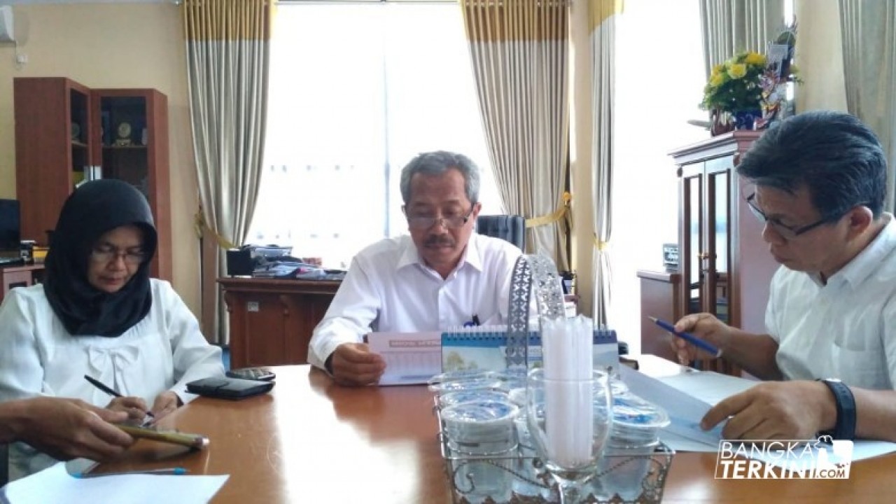 M. Yusuf (tengah) selaku Rektor UBB, saat Konferensi Pers di Universitas Bangka Belitung, Balun Ijuk, Selasa (03/07/2018).