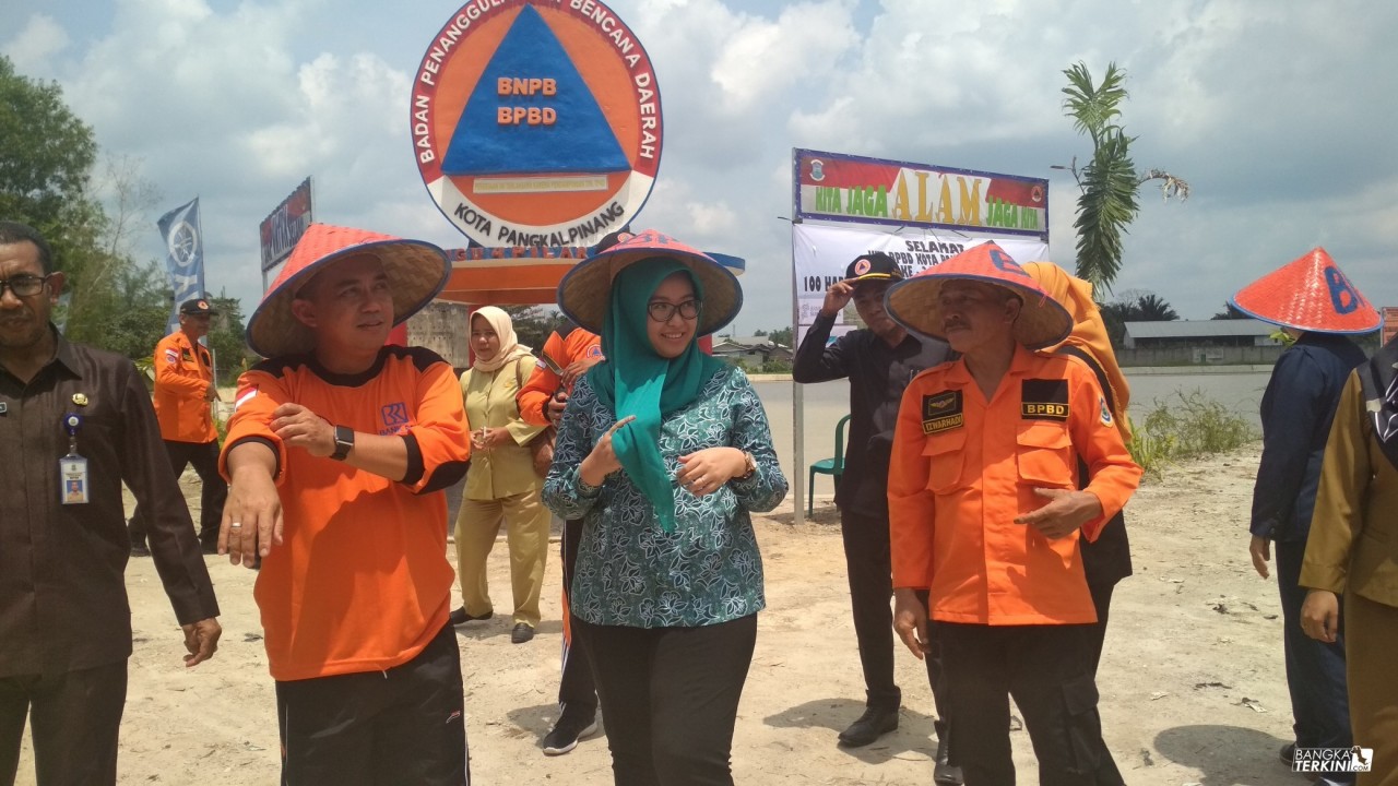 Molen bersama istri, didampingi Kepala BPBD Pangkalpinang Izwarhadi usai apel HUT BPBD dan penyampaian 'Progres Record' 100 hari kerja, di Lapangan Bola Parit Lalang, Senin (04/03/2019).