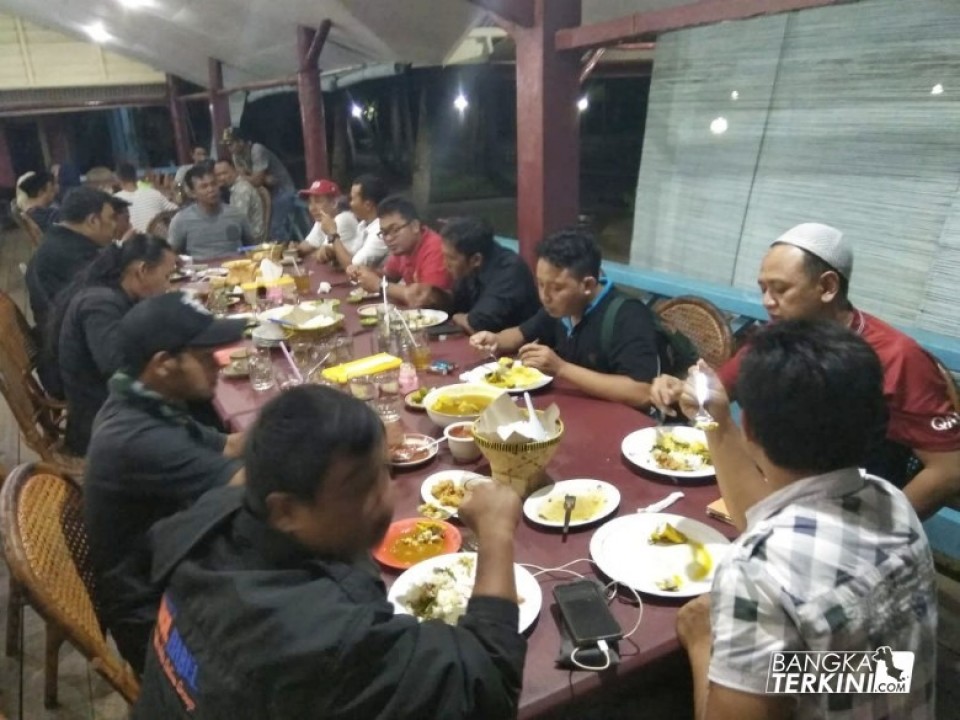 Lettu Inf Suherman selaku Wakil Komandan Tim Intel Korem, mewakili Korem 045/Garuda Jaya dengan buka puasa bersama rekan-rekan media, di Kafe Biru Laut Pantai Pasir Padi, Senin (29/5/2018).