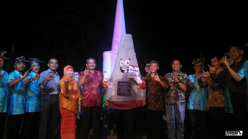 Foto Bersama Usai Peluncuran Maskot dan Jingle Pilkada 2018 oleh KPU Kota Pangkalpinang.