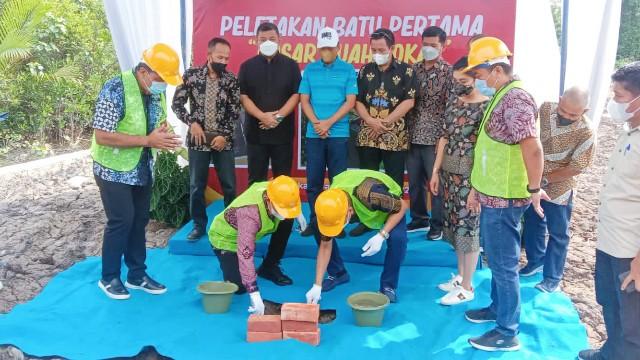 Peletakan batu pertama Pembangunan Pasar Ikan dan Buah di Pangkalpinang, Bangka Belitung.