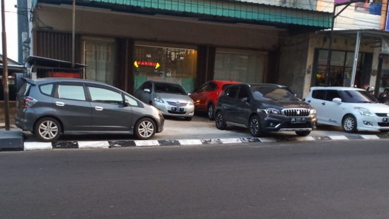 Salah satu lokasi atau trotoar di Jl. Depati Hamzah yang di jadikan tempat parkir