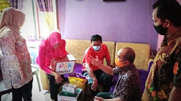 Walikota Pangkalping Maulan Aklil / Molen bersama istrinya Monica Haprinda Aklil silaturahmi ke kediaman Bambang Irwanto, di Jl. Pasir Padi, Air Itam, Kamis (23/07/2020).