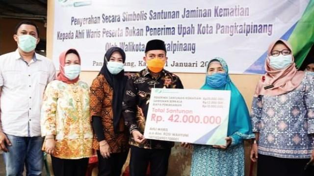 Walikota Pangkalpinang Maulan Aklil atau Molen serahkan bantuan kepada ahli waris atau keluarga korban pesawat Sriwijaya Air SJ-182, Kamis (21/01/2021).