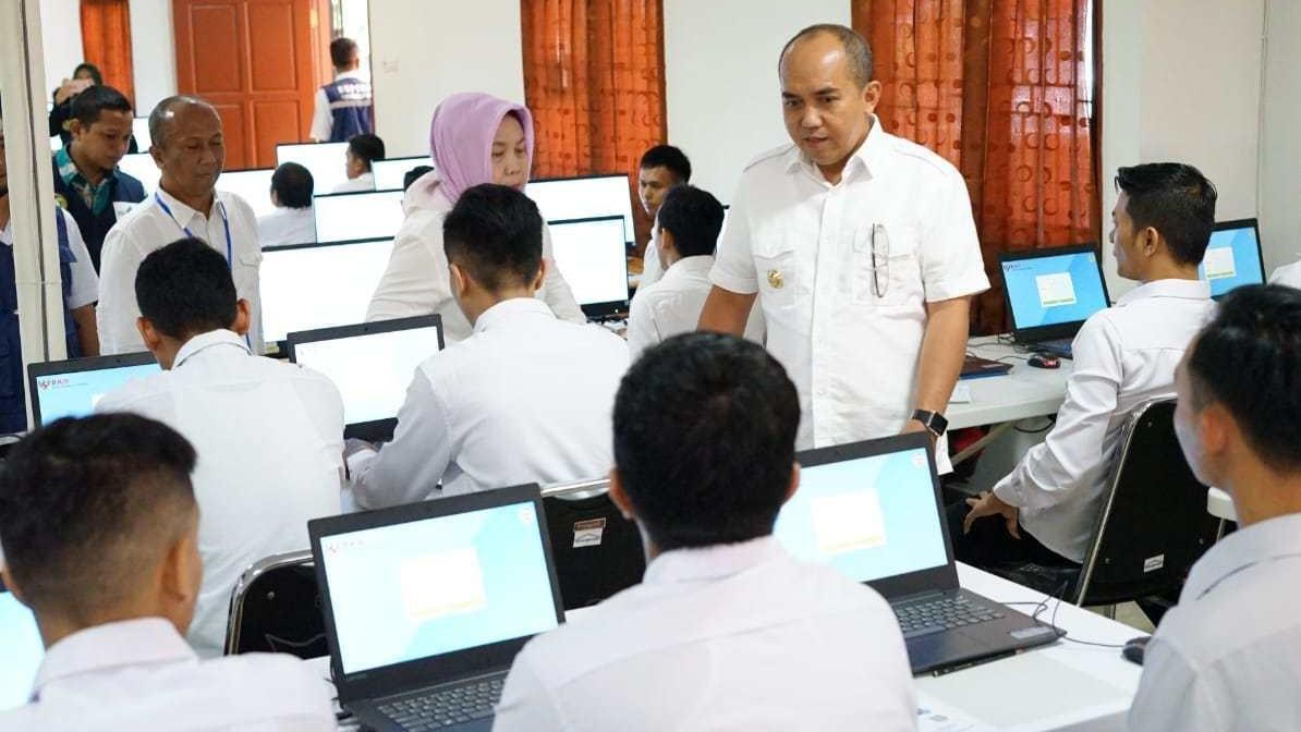 Walikota Pangkalpinang, Maulan Aklil pantau tes CPNS, Rabu (05/02/2020).