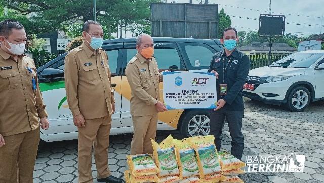 Walikota Pangkalpinang, Maulan Aklil Penyerahan bantuan secara simbolis ke ACT Bangka Belitung untuk korban bencana Sulawesi Barat, Senin (08/02/2021).