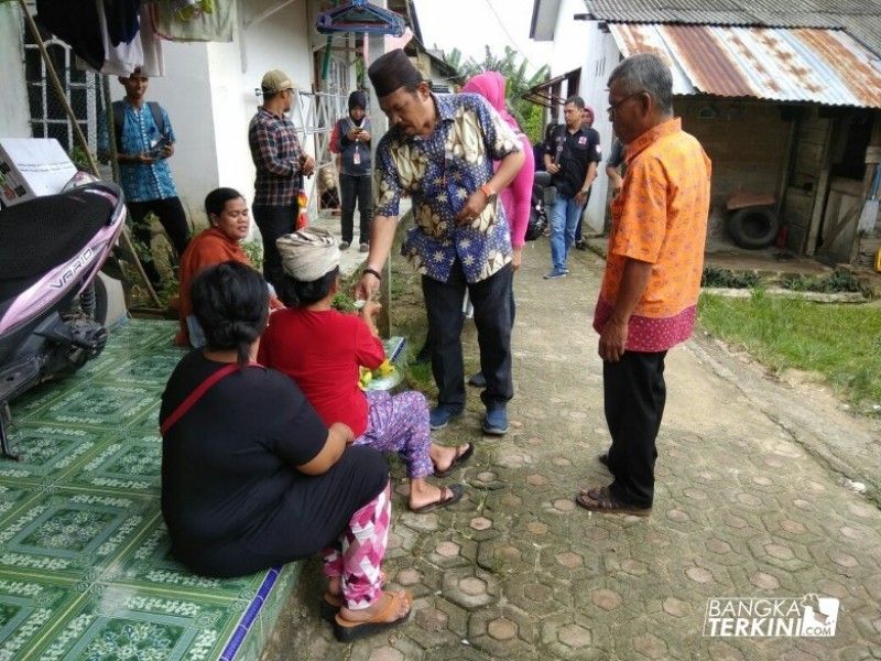 Ismiryadi (Dodot) calon wakil walikota Pangkalpinang atau pasangan dari Endang Kusumawati (Eksis), saat blusukan di Kelurahan Keramat.