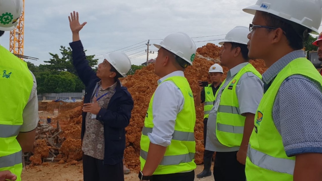 Walikota Pangkalpinang, Maulan Aklil melihat langsung lokasi pembangunan Tins Retail (Transmart), Kamis (03/01/2019).